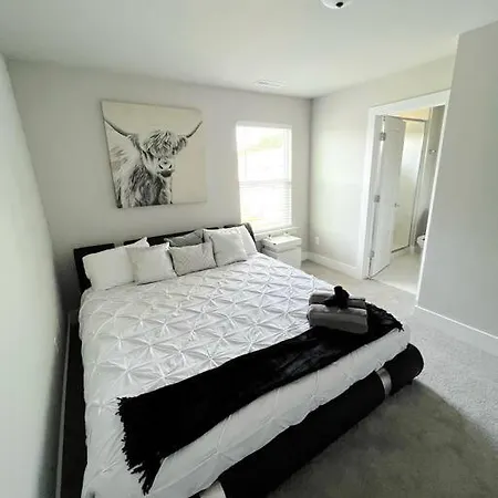 Brand New Build 10 Min- Uptown Holiday home Charlotte