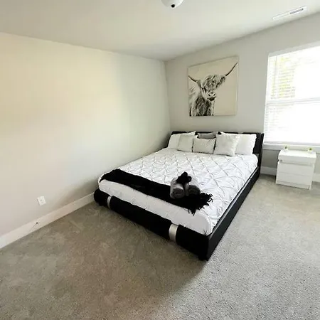 Brand New Build 10 Min- Uptown Holiday home