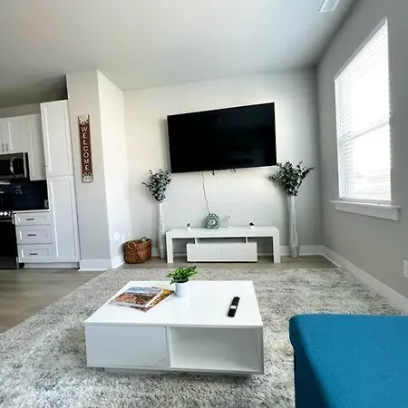 Brand New Build 10 Min- Uptown Holiday home *