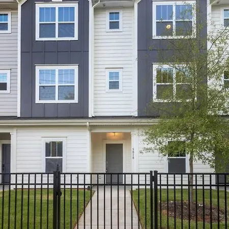 Brand New Build 10 Min- Uptown Holiday home Charlotte