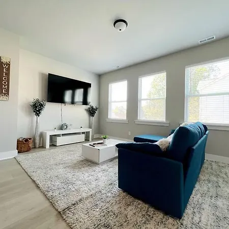 Brand New Build 10 Min- Uptown Holiday home