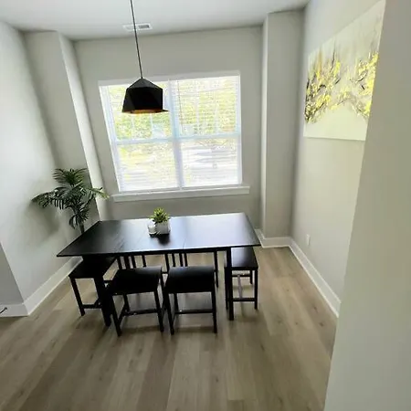 Brand New Build 10 Min- Uptown Holiday home *