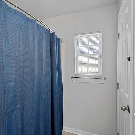 Cozy 4br Near Uptown -king Bed- Jacuzzi Holiday home