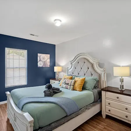 Cozy 4br Near Uptown -king Bed- Jacuzzi Holiday home *
