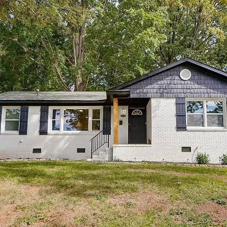 3br Getaway, Hot Tub & Mini Golf Fun Charlotte