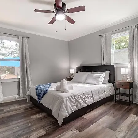 3br Getaway, Hot Tub & Mini Golf Fun *