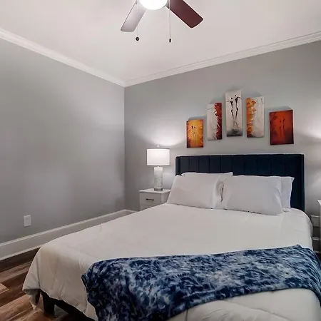3br Getaway, Hot Tub & Mini Golf Fun Holiday home Charlotte