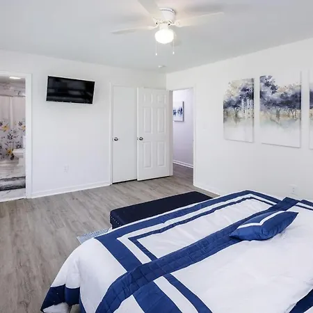 Renovated 3br - 1 Min To Music Factory - 2 Min To Uptown Holiday home *