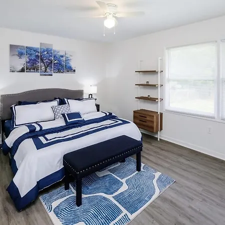 Renovated 3br - 1 Min To Music Factory - 2 Min To Uptown