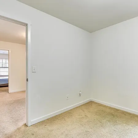 6 Mi To Uptown With Yard! Holiday home *