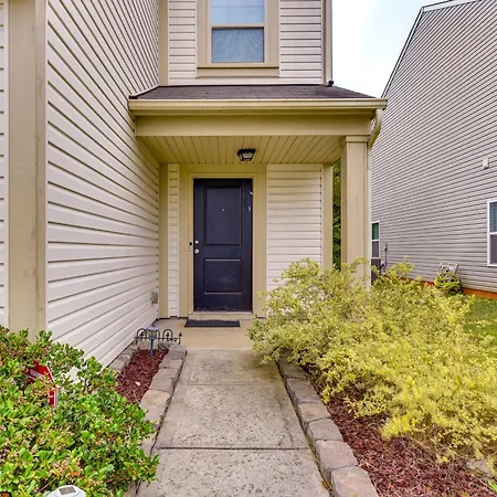 Holiday home 6 Mi To Uptown With Yard!