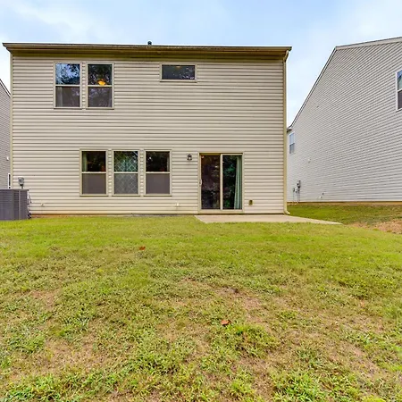 Holiday home 6 Mi To Uptown With Yard!