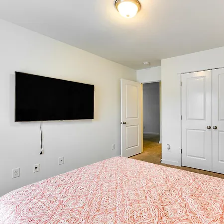 6 Mi To Uptown With Yard!