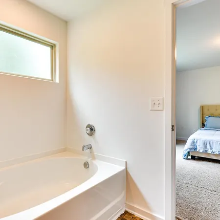 6 Mi To Uptown With Yard! Holiday home