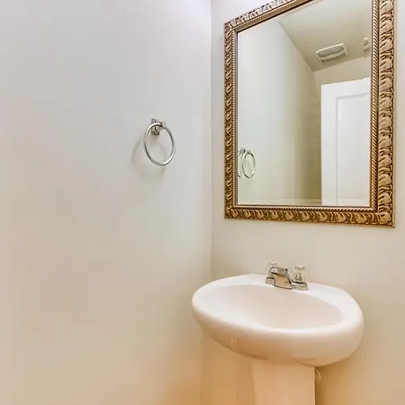 6 Mi To Uptown With Yard! Holiday home *