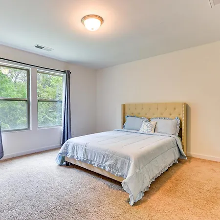 Holiday home 6 Mi To Uptown With Yard! *