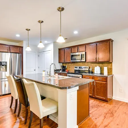6 Mi To Uptown With Yard! Holiday home