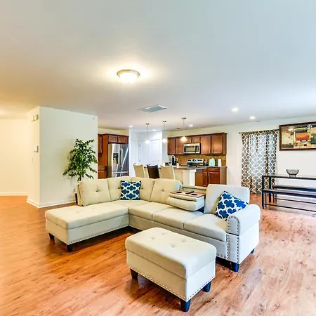 6 Mi To Uptown With Yard! Holiday home *