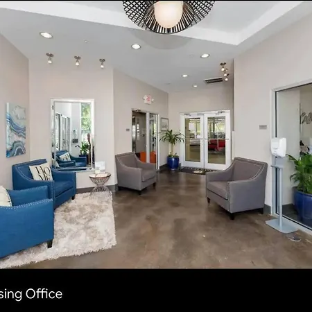 Charming Uptown With, Pool, Bar, Shops Apartment Charlotte