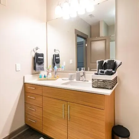 Apartment Charming Uptown With, Pool, Bar, Shops *
