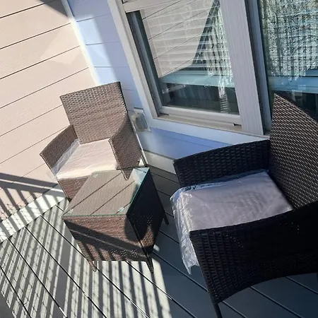 Charming Uptown With, Pool, Bar, Shops Apartment