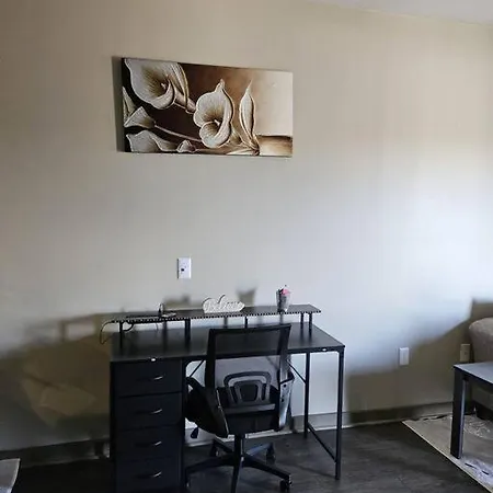 Charming Uptown With, Pool, Bar, Shops Apartment *