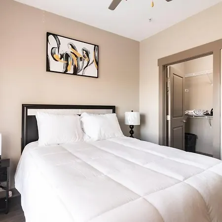 Charming Uptown With, Pool, Bar, Shops Apartment *