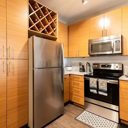 Charming Uptown With, Pool, Bar, Shops Apartment