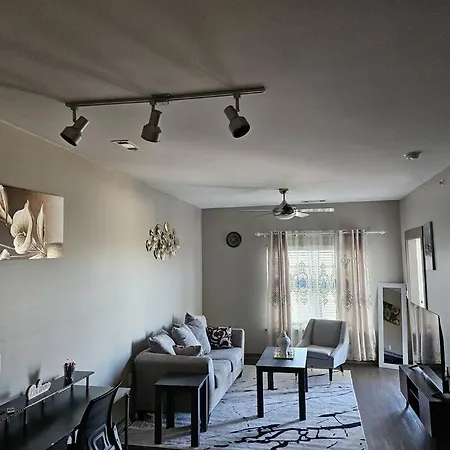 Charming Uptown With, Pool, Bar, Shops Apartment *
