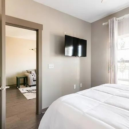 Apartment Charming Uptown With, Pool, Bar, Shops