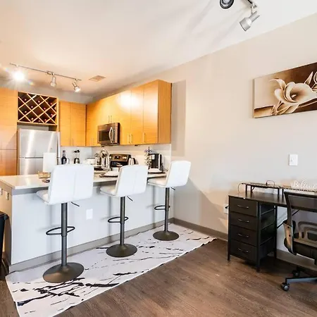Charming Uptown With, Pool, Bar, Shops Apartment