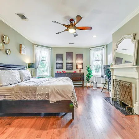 Walk To Top Attractions Chic In Charlotte! Holiday home Charlotte