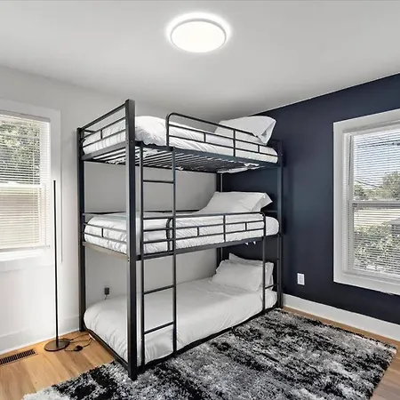 Holiday home Renovated, Sleeps 9, Fire Pit & Games, 5 Min To Uptown *