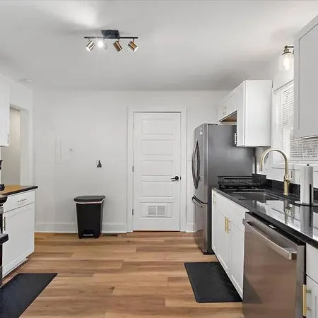 Holiday home Renovated, Sleeps 9, Fire Pit & Games, 5 Min To Uptown