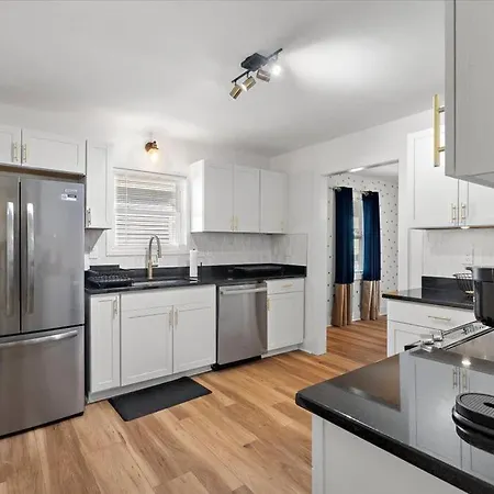 Renovated, Sleeps 9, Fire Pit & Games, 5 Min To Uptown Charlotte