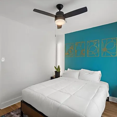 Renovated, Sleeps 9, Fire Pit & Games, 5 Min To Uptown Holiday home *