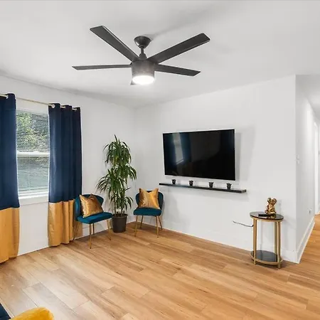 Renovated, Sleeps 9, Fire Pit & Games, 5 Min To Uptown *