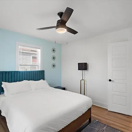 Renovated, Sleeps 9, Fire Pit & Games, 5 Min To Uptown Holiday home *