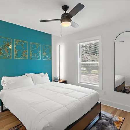Renovated, Sleeps 9, Fire Pit & Games, 5 Min To Uptown Holiday home