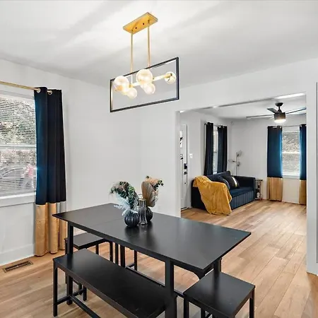 Renovated, Sleeps 9, Fire Pit & Games, 5 Min To Uptown Holiday home *