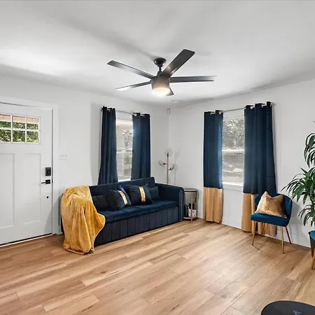 Renovated, Sleeps 9, Fire Pit & Games, 5 Min To Uptown Holiday home *
