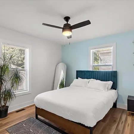 Renovated, Sleeps 9, Fire Pit & Games, 5 Min To Uptown Holiday home Charlotte