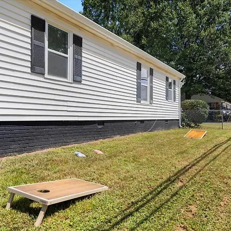 Holiday home Renovated, Sleeps 9, Fire Pit & Games, 5 Min To Uptown