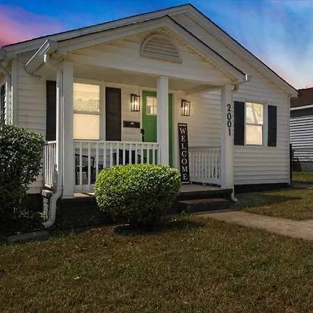 Renovated, Sleeps 9, Fire Pit & Games, 5 Min To Uptown Holiday home *