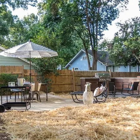 Elizabeth Bungalow, Fenced Yard, Fireplaces, Grill