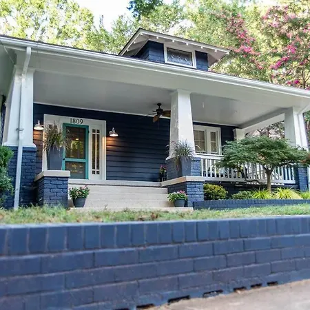 Elizabeth Bungalow, Fenced Yard, Fireplaces, Grill *