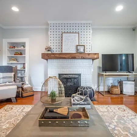 Elizabeth Bungalow, Fenced Yard, Fireplaces, Grill Holiday home *