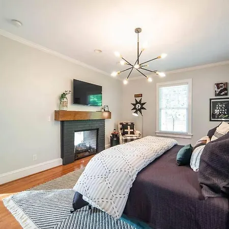 Elizabeth Bungalow, Fenced Yard, Fireplaces, Grill Holiday home Charlotte