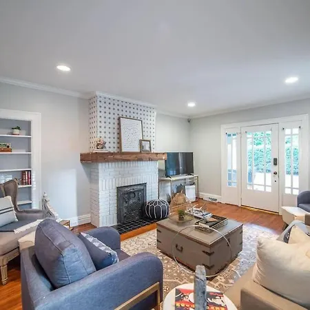 Elizabeth Bungalow, Fenced Yard, Fireplaces, Grill