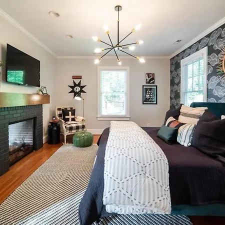 Elizabeth Bungalow, Fenced Yard, Fireplaces, Grill Holiday home *
